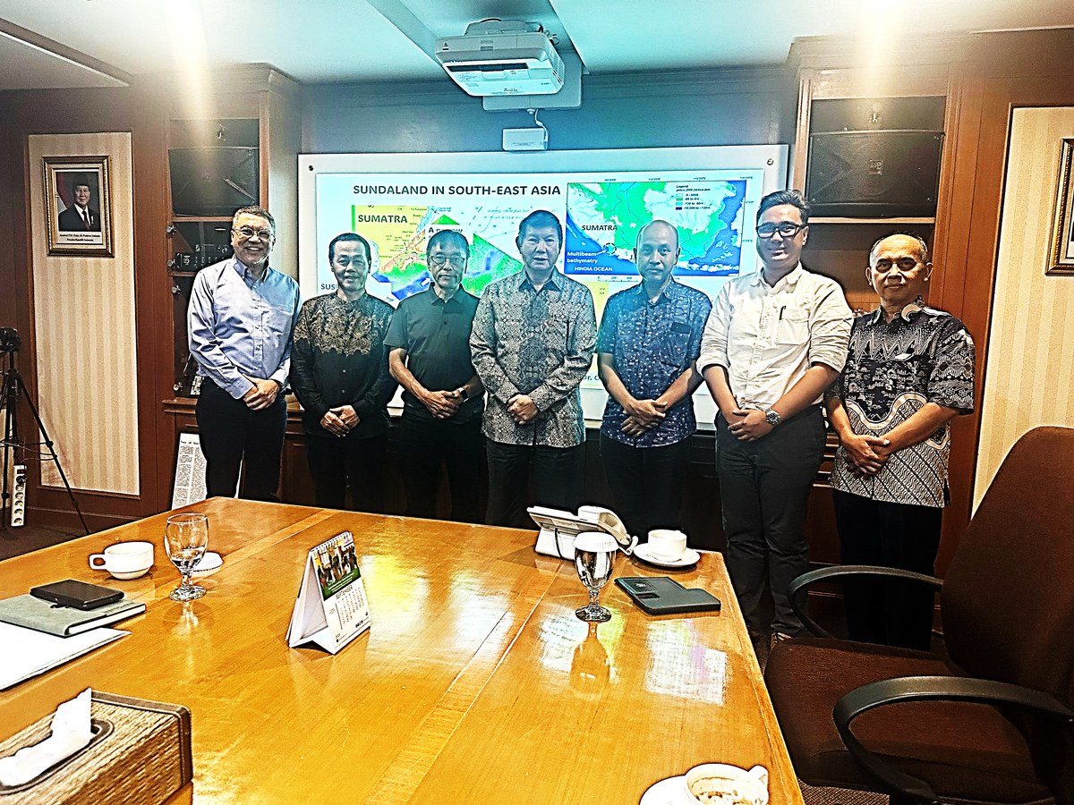 Hashim Djojohadikusumo, founder of the Arsari Foundation, meeting the Sundalandia Discovery Society team, July 2025.